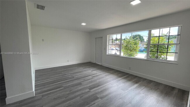 Building Photo - 1420 S 24th Terrace