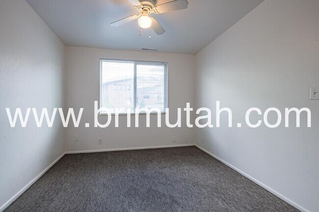 Building Photo - 2241 E Laney Ave