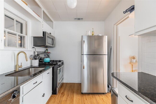 Building Photo - 1028 E 43rd St