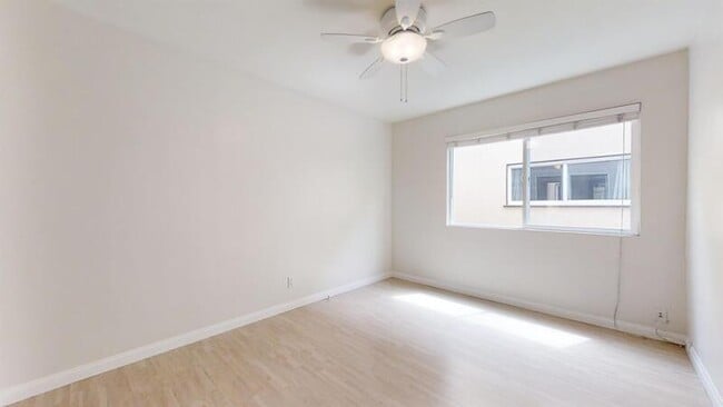 Building Photo - 503 Avenue G - C