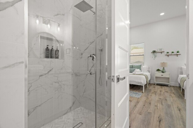 Building Photo - Gorgeous New Constriction House in Tampa - B