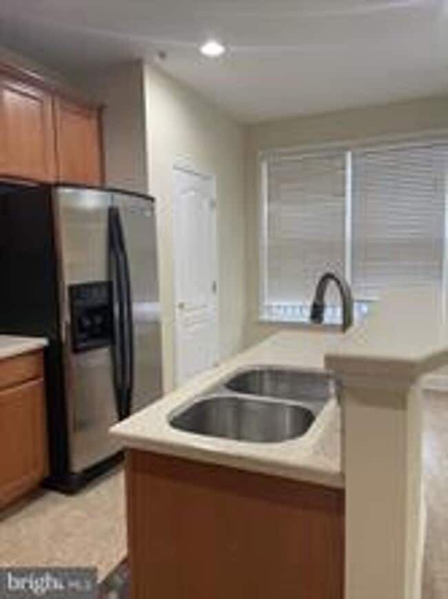 Building Photo - END UNIT TOWNHOUSE WITH 2 CAR GARAGE, 4 BEDROOMS AND 3.5 BATHS..FINISHED REC ROOM