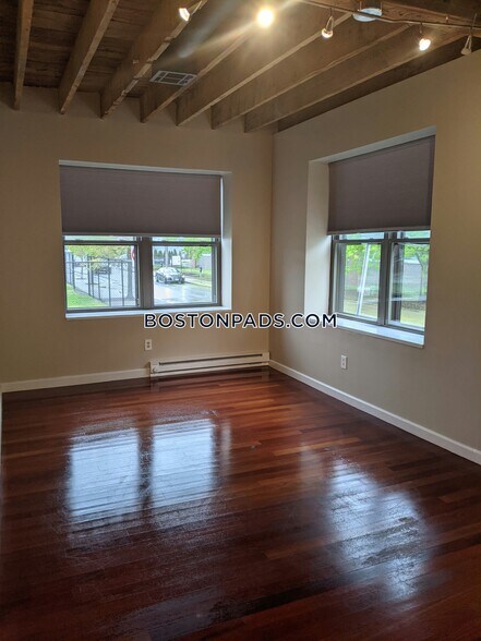 Building Photo - 197 Sidney St