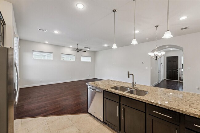 Building Photo - 1815 Crestdale Dr