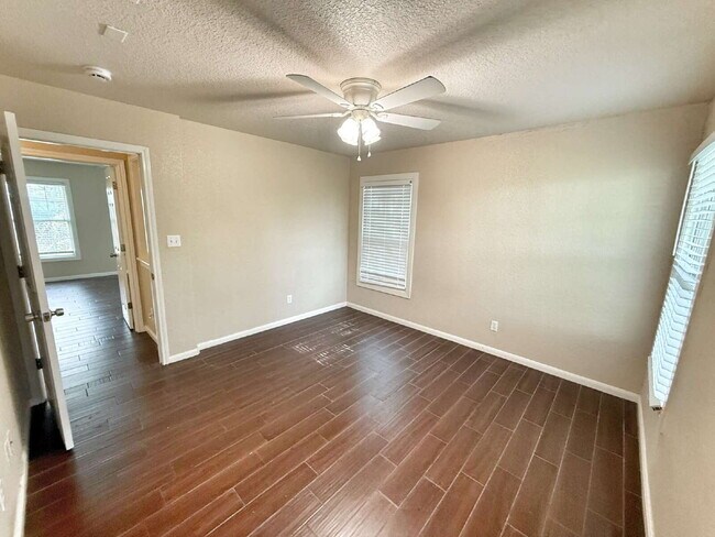 Building Photo - Peaceful 1-Acre Country Living with Easy C...
