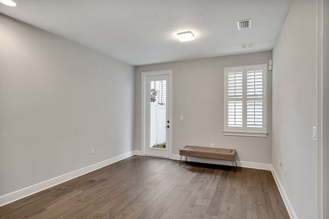 Building Photo - 3215 W De Leon St