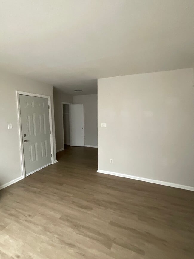 Building Photo - Quiet Two Bedroom Apartment off Rodman Ave