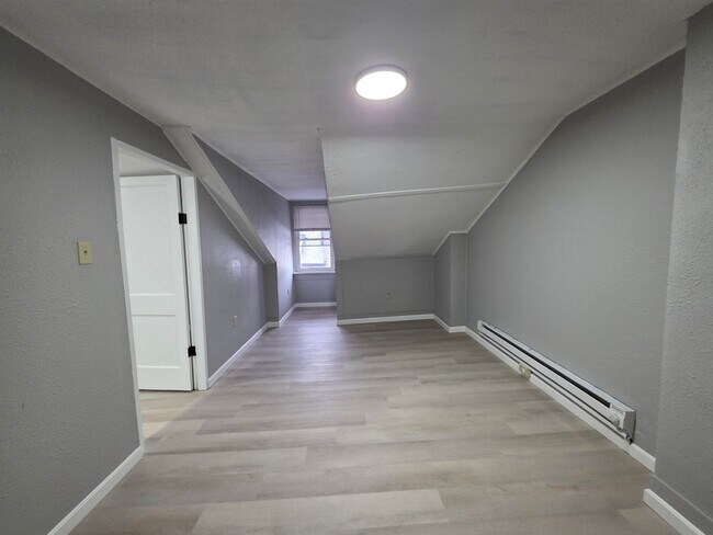Building Photo - Newly Updated 3 bedroom 1 bathroom Apartment for Rent!