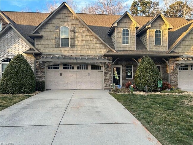Primary Photo - Spacious & Stylish 3 Bedroom, 2 1/2 Bathro...