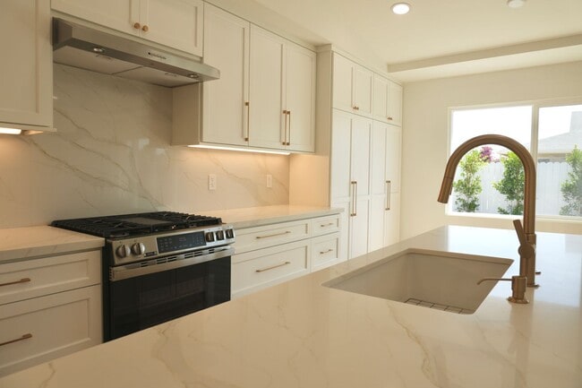 Building Photo - Beautifully Renovated 3B/2BA Home in La Ha...