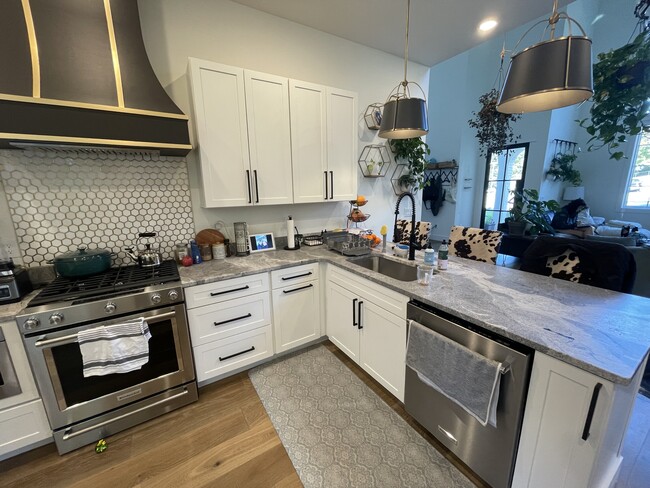 High end, modern kitchen with gas stove. - 2312 Island Home Ave