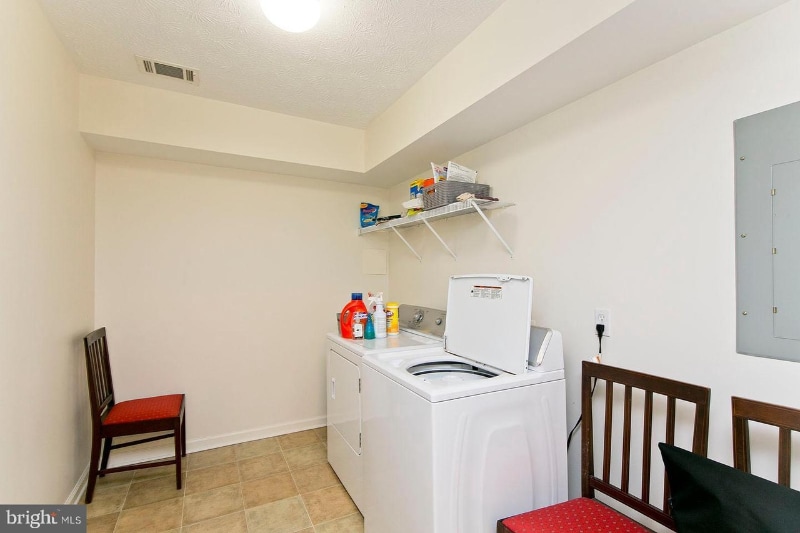 Building Photo - 2079 Honeysuckle Ln