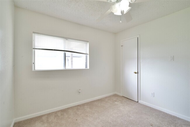 Building Photo - 10810 Parkland Woods Dr