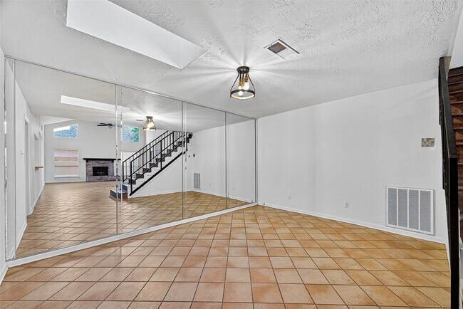 Building Photo - 812 Fleetwood Pl Dr