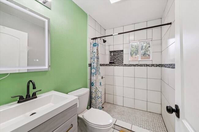 Building Photo - 716 E 40th St