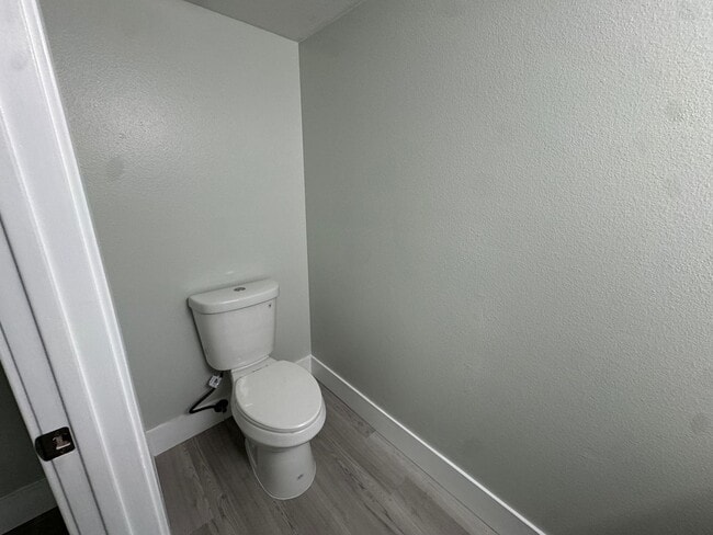 Building Photo - Fully renovated Condo