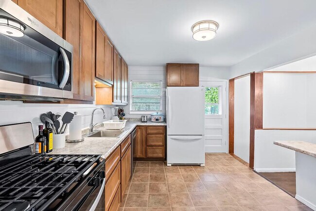 Building Photo - 814 Holiday Ave