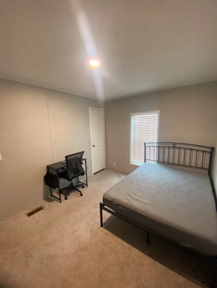 Building Photo - 325 Robin Ln