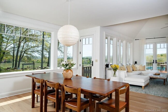 Building Photo - 121 Quaker Hill Rd