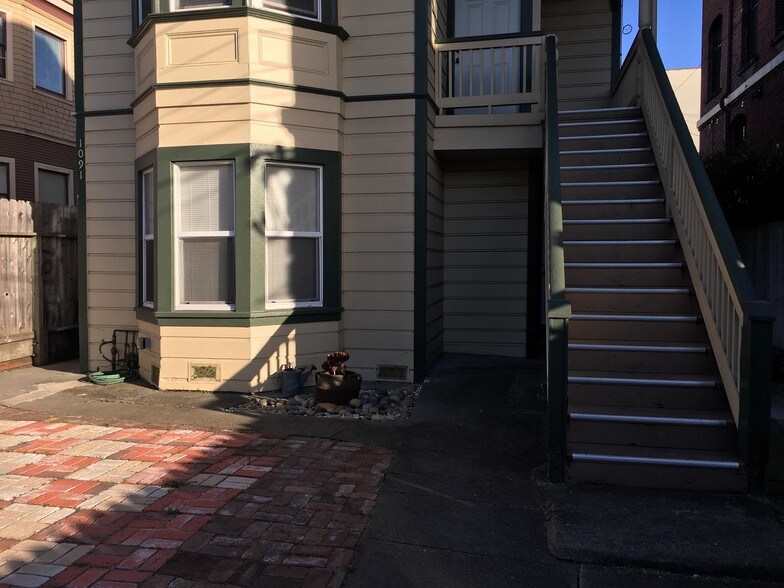 Building Photo - 1089 59th St