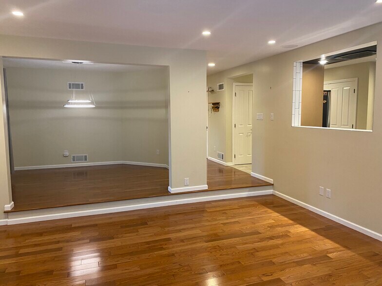 Building Photo - 1585 Stone Mansion Dr