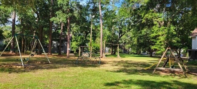Building Photo - Charming 3/3 Condo