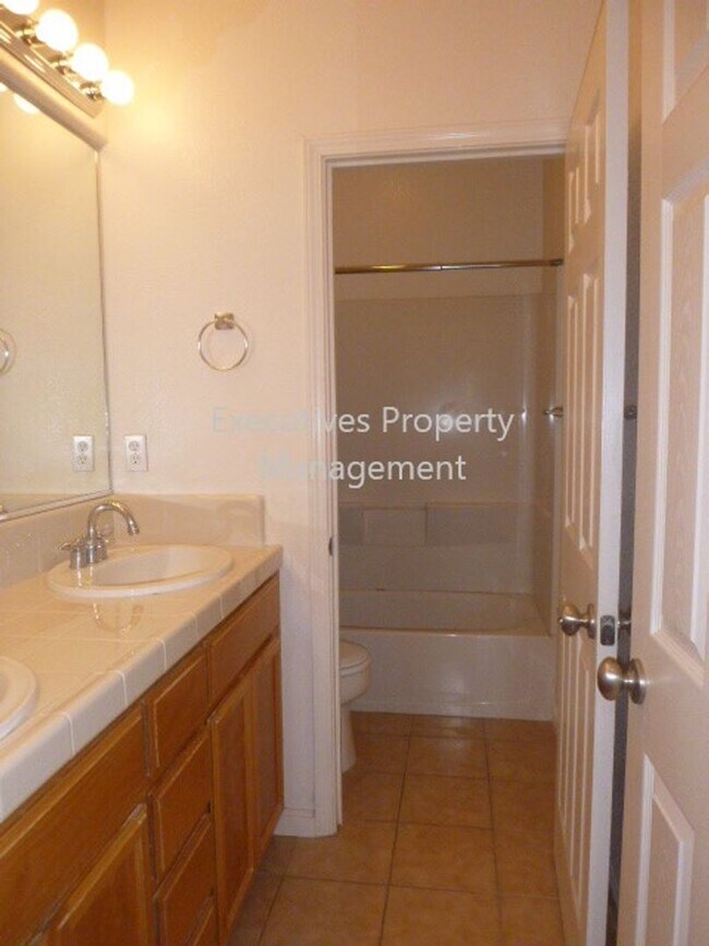 Building Photo - 717 Round Hill Dr