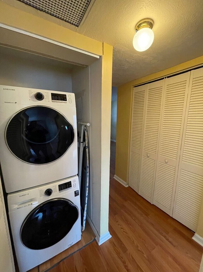 Building Photo - Charming Clifton Condo!