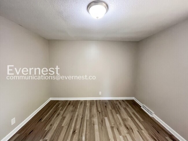 Building Photo - 3-Bedroom Home with Fenced Yard & Garage / Pet-Friendly / Available Now!