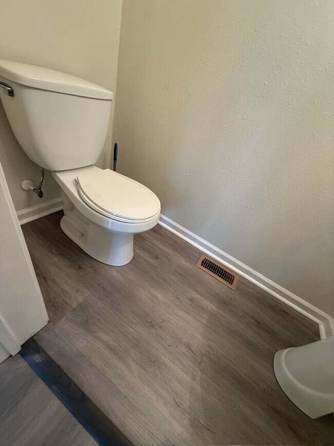 Building Photo - **4bed near MIL base- GRANITE/STAINLESS STEEL Appliances~ Roomates welcome!