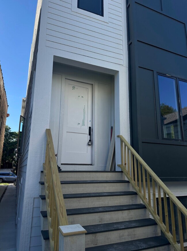 Building Photo - 4243 N Damen Ave