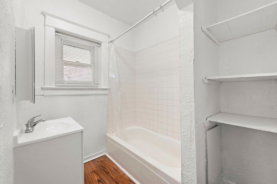 Building Photo - 2207 E 24th Ter