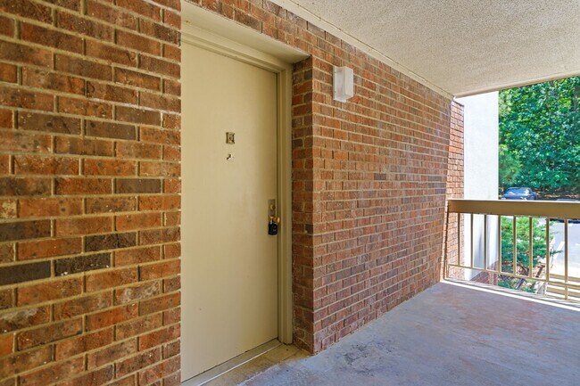 Building Photo - 3 bedroom, 2 bath in Bolinwood!