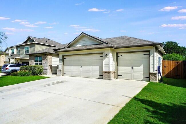 Building Photo - Stunning Home with 3-Car Garage in New Bra...