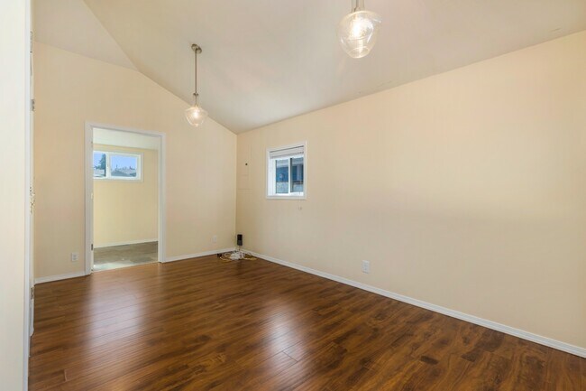 Building Photo - Light-Filled 3BR Home w/ Large Fenced in Yard