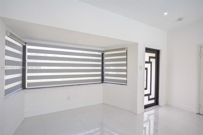 Building Photo - 840 NW 170th Terrace