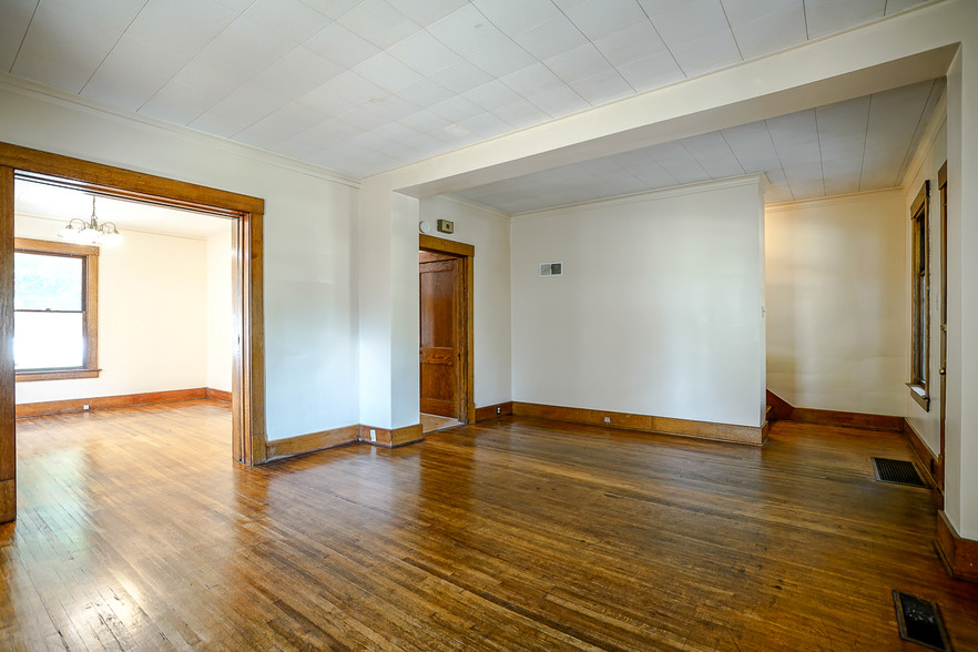 Spacious, Living Areas - 911 N Cooper St