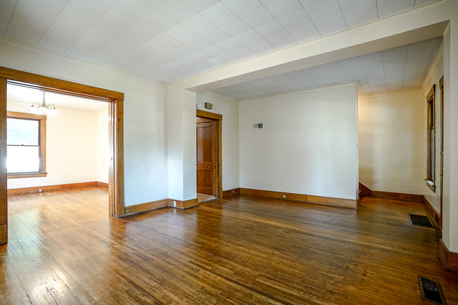 Spacious, Living Areas - 911 N Cooper St