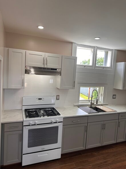 Gas range - 40 Coy St