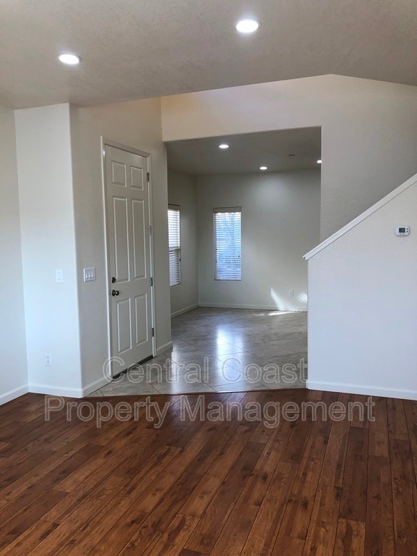 Building Photo - 10 Carmel Cir