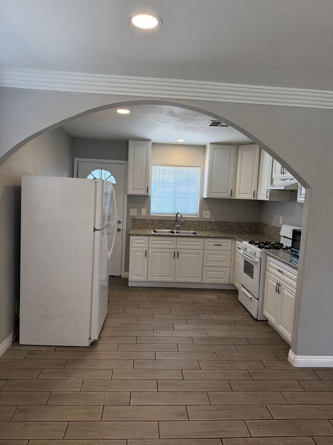 Building Photo - 2820 S Sandhill Rd