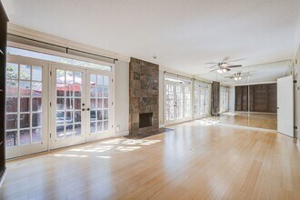 Building Photo - Modern Townhome  3 Bedrooms/2.5 Bathrooms