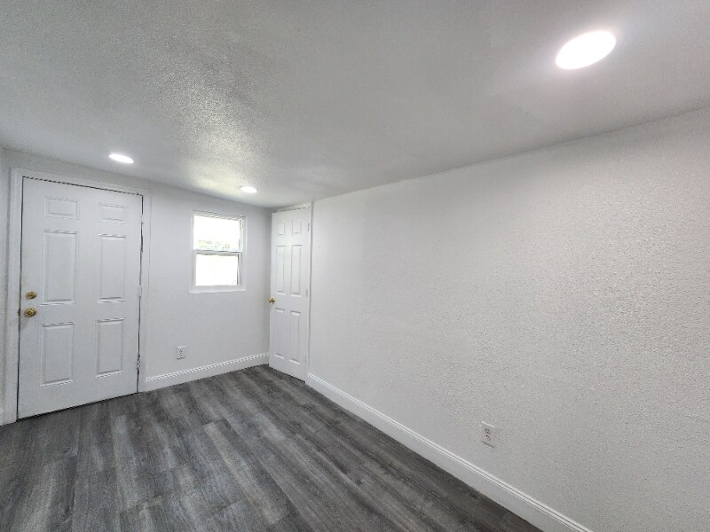 Building Photo - 2710 Marshall Dr