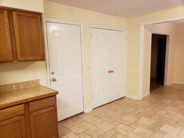 Washer Dryer Hookups behind double doors. - 1400 Kinnard Dr
