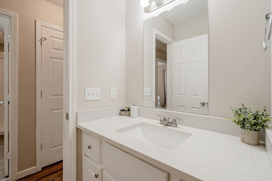 Building Photo - 4104 Ridgewood Ave