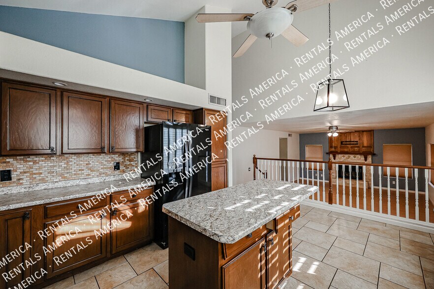 Building Photo - 5839 W Beryl Ave