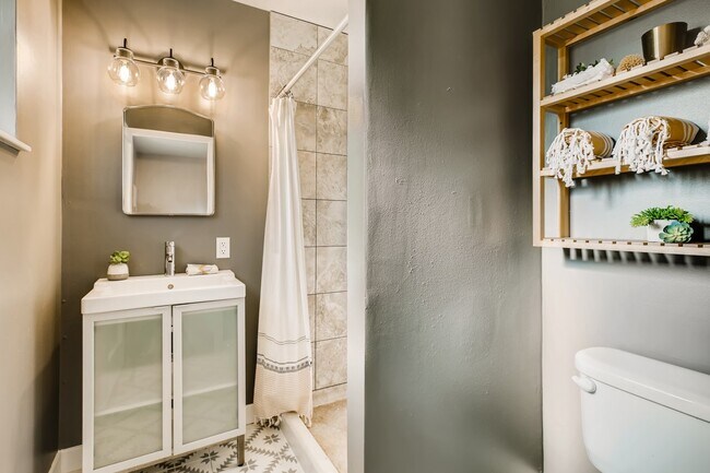 Building Photo - 6047 Independence St