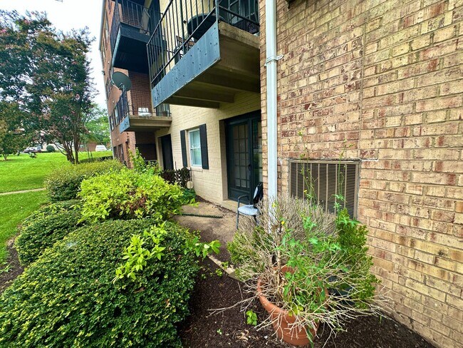 Building Photo - Sail into this 2BR 1BA at the Mayflower Condominiums in Alexandria includes utilities