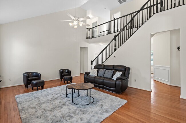 Building Photo - Gorgeous 4 Bedroom Home with Spacious Layo...