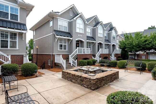 Building Photo - 206 S Cedar St